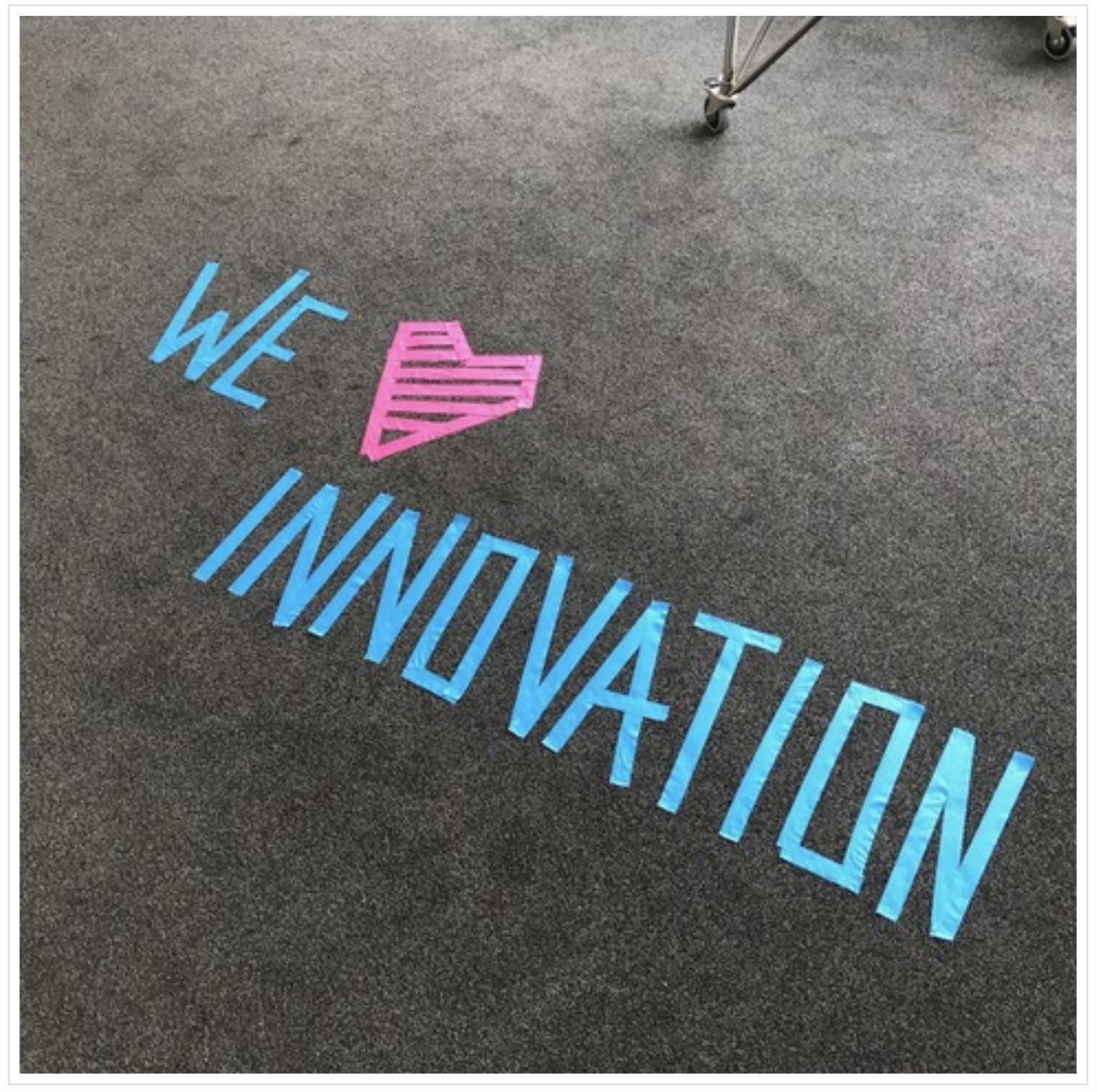 Tape-Botschaft WE INNOVATION auf dem Boden